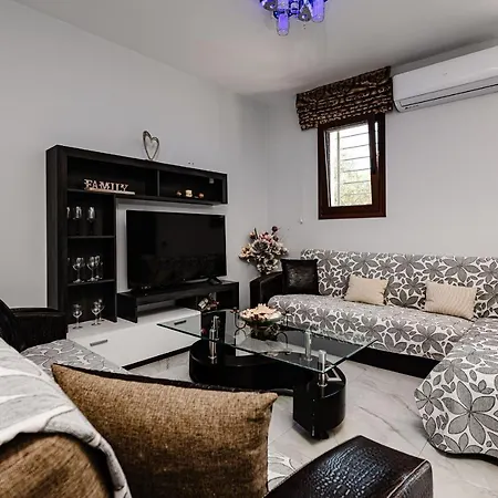 Sofoklis Villa Koukounaria