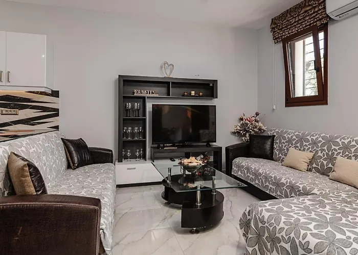 וילה Sofoklis Koukounariá